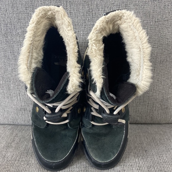 Sorel youth winter suede and leather boot size 2 - Picture 7 of 9